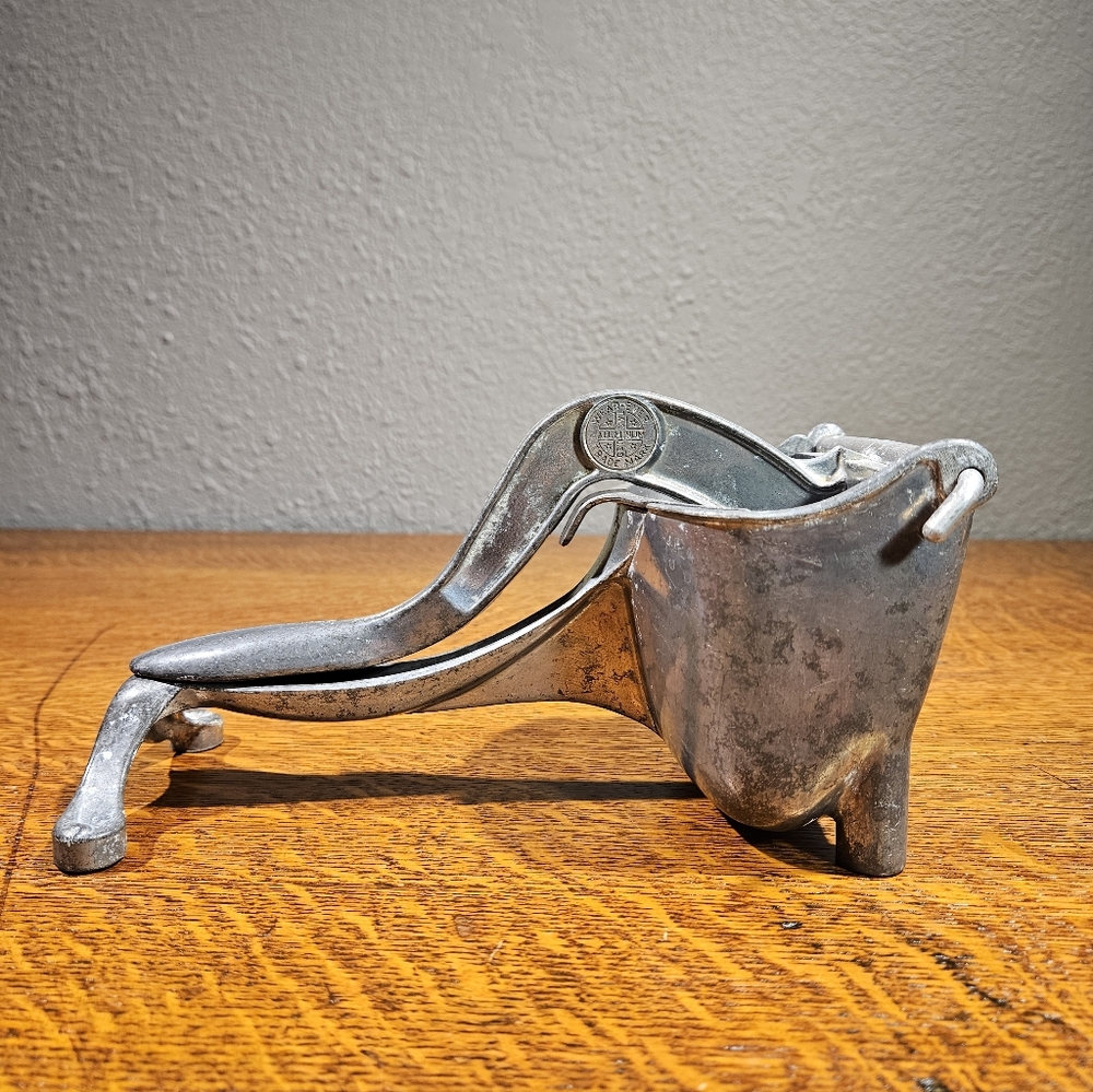 Wear-ever Handheld Vintage Juicer - Picture 6 of 15